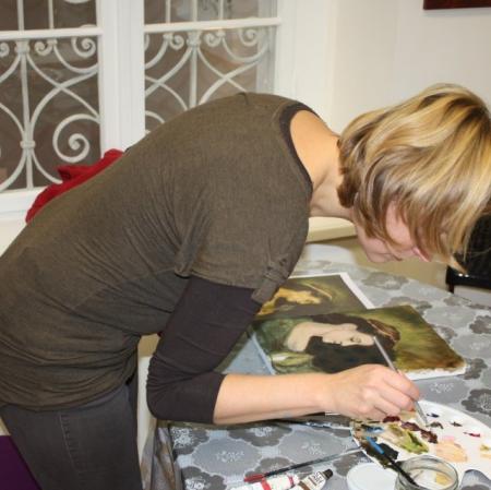 Uczestniczka podczas pracy nad kopi