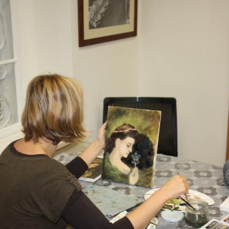 Uczestniczka podczas pracy nad kopią