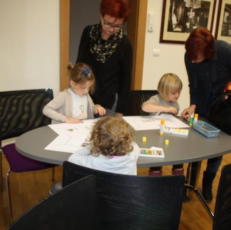 Uczestniczki  warsztatów projektują na szablonie wnętrza wybrany pokój.