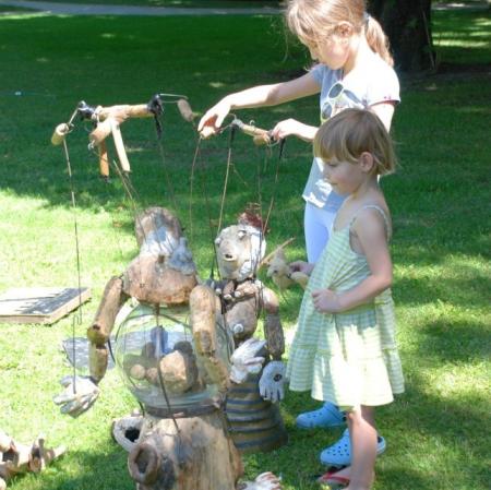 Wypróbowanie przez uczestników warsztatów najbardziej niezwykłych marionetek.