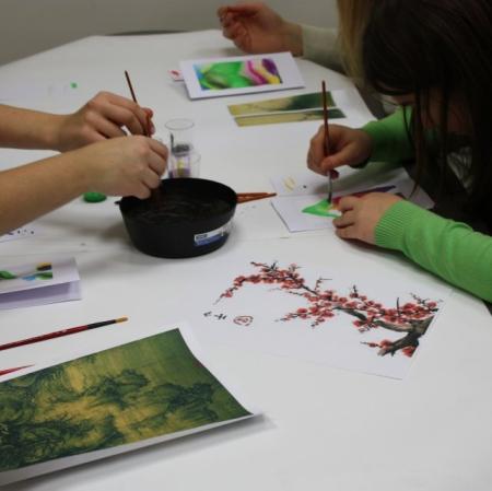 Wykonywanie pracy plastycznej - malowanie na jedwabiu.