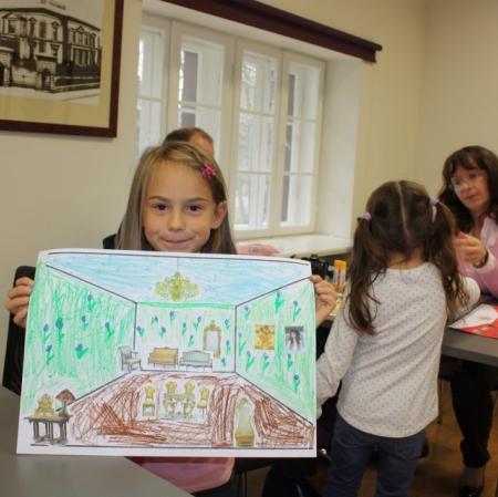 Uczestniczka warsztatów prezentuje wykonaną przez siebie pracę.