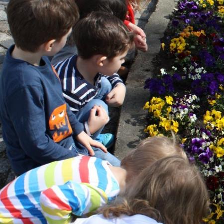 Uczestnicy zajęć w ogrodzie