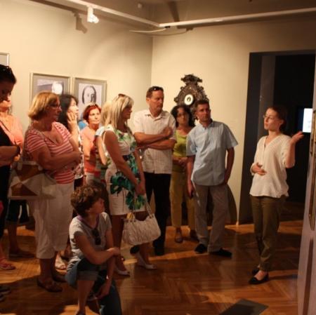 Zwiedzanie z przewodnikiem wystawy "Herbstowie. Historie niedokończone"