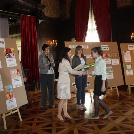 Wręczenie nagrody jednej z laureatek.