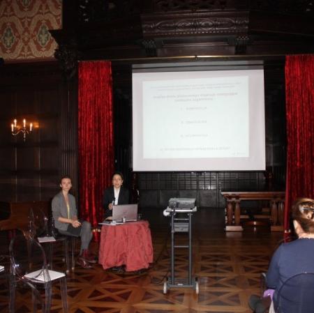 Uczestnicy podczas warsztatów „Analiza formalna dzieła plastycznego” w sali balowej Pałacu Herbsta.