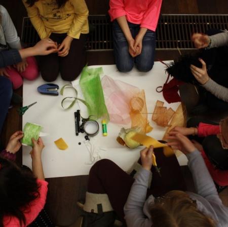 Zespołowe wykonywanie pracy plastycznej - ujęcie z góry.