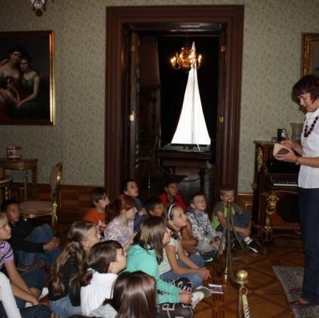 Uczestnicy warsztatów w salonie środkowym.