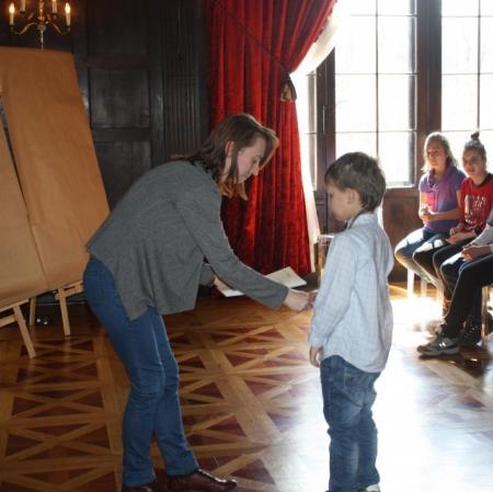 Wręczenie nagrody jednemu z laureatów.