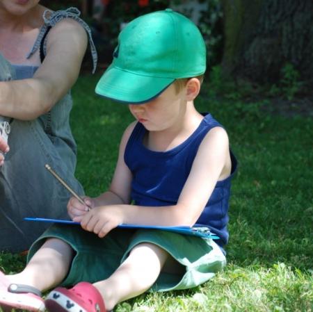 Praca nad scenariuszem do przedstawienia przygotowywany przez uczestnika warsztatów "Wspomnienie o Annie Marii Herbst".