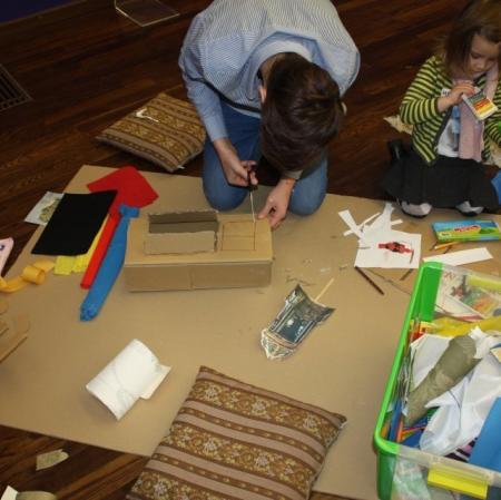 Uczestnicy warsztatów podczas wykonywania makiety synagogi
