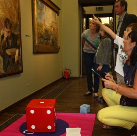 Uczestnicy Pałacowych Szarad w Galerii Sztuki Dawnej.