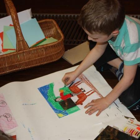 Uczestnik warsztatu podczas wykonywania pracy plastycznej.