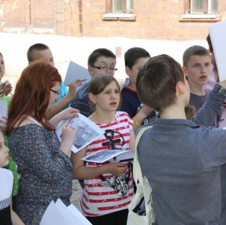 Uczniowie podczas warsztatów na Księżym Młynie przed szkołą i domami dla nauczycieli.