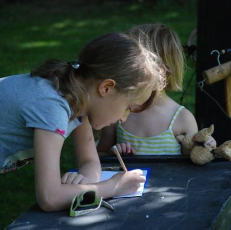 Praca nad scenariuszem do przedstawienia przygotowywany przez uczestniczki warsztatów "Wspomnienie o Annie Marii Herbst".