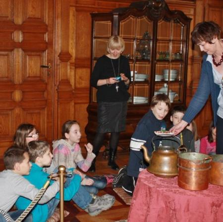 Uczestnicy warsztatów w pałacowej jadalni.