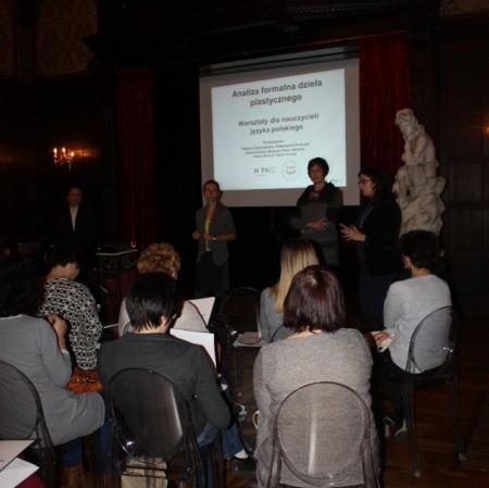 Uczestnicy podczas warsztatów „Analiza formalna dzieła plastycznego” w sali balowej Pałacu Herbsta.