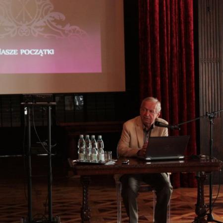 Emerytowany dyrektor Muzeum Zamoyskich w Kozłówce Krzysztof Kornacki, wystąpienie pt. „Przywrócone piękno – 70 lat Muzeum Zamoyskich w Kozłówce”.