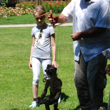 Zapoznawanie się dzieci z najbardziej niezwykłymi marionetkami.