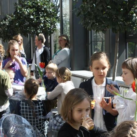 Uczestnicy finału w ogrodzie zimowym podczas poczęstunku.