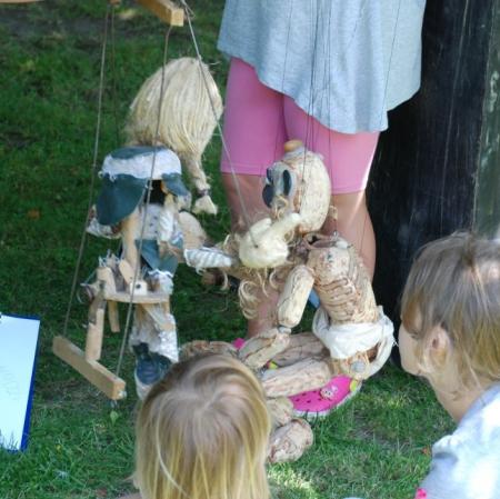 Przedstawienie niezwykłych marionetek wg przygotowanego scenariusza przez uczestniczki warsztatów "Wspomnienie o Annie Herbst" w pałacowym ogrodzie.