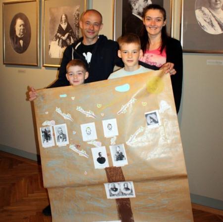 Rodzinne zdjęcie na wystawie "Herbstowie. Historie niedokończone" na warsztatach "Drzewo pokoleń".