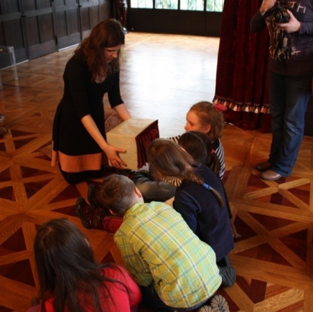 Uczestnicy zajęć w sali balowej