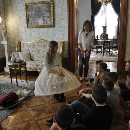 Uczestniczka zajęć mierząca krynolinę