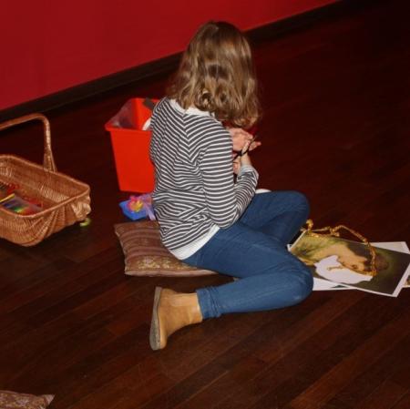 Uczestniczka warsztatów podczas pracy.