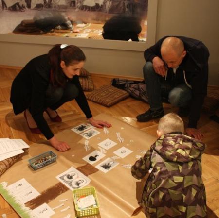 Wspólne tworzenie drzewa genealogicznego rodziny Herbstów i Scheiblerów na wystawie "Herbstowie. Historie niedokończone".