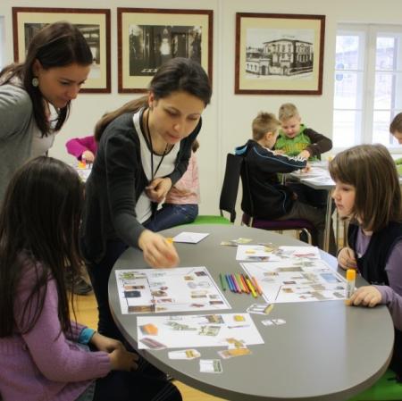 Wykonywanie prac plastycznych podczas warsztatów.