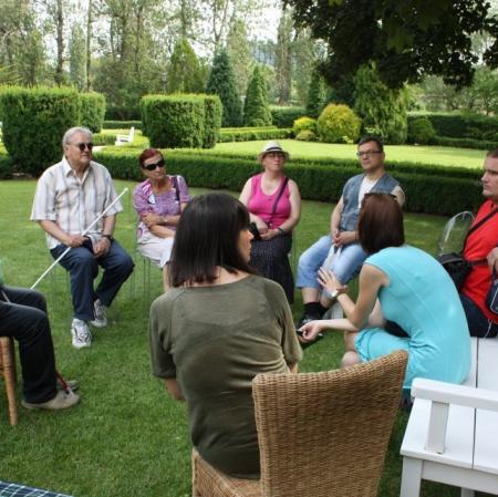 Uczestnicy warsztatu w ogrodzie.