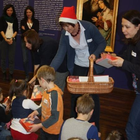 Najmłodsi uczestnicy warsztatów otrzymują upominki