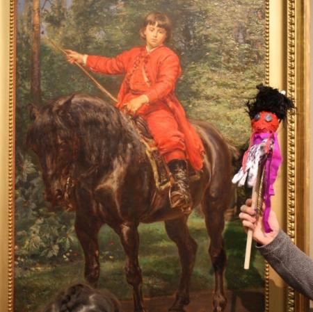 Prezentacja kukiełki przedstawiającej Jerzego Matejko przed obrazem Jana Matejki  "Portret syna".