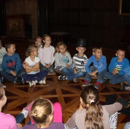 Sala balowa. Uczestnicy warsztatów siedzą w kręgu.