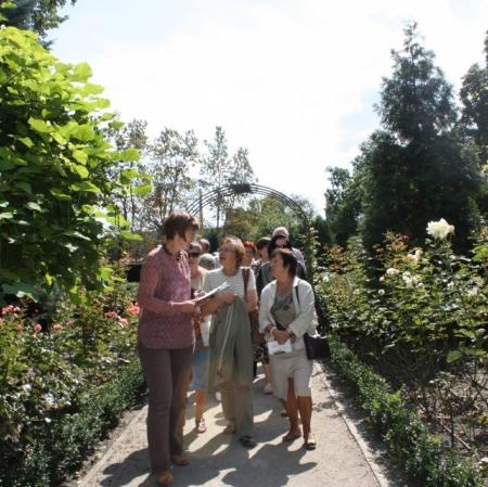 Uczestniczy podczas spaceru "Parki na Księżym Młynie. Ogrodowe pasje rodziny Herbstów i Scheiblerów".