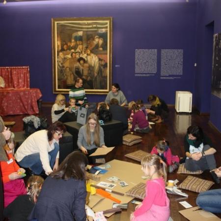 Uczestnicy warsztatów podczas wykonywania makiety synagogi