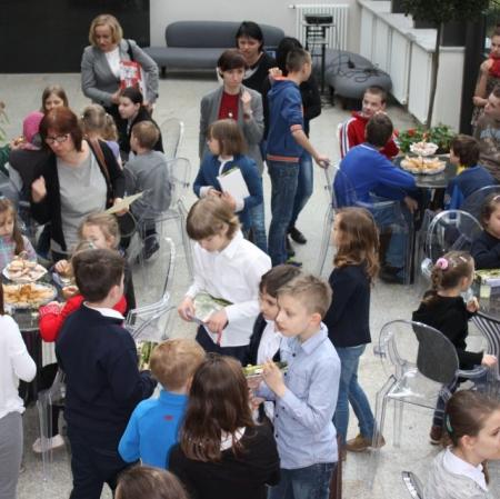 Uczestnicy I Edycji Konkursu Plastycznego "Pocztówka z Pałacu Herbsta" podczas poczęstunku w pałacowej oranżerii.