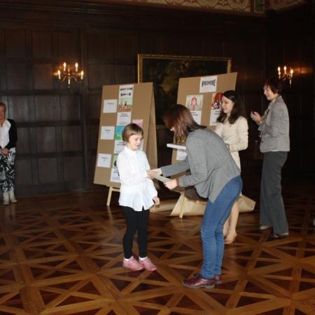 Wręczenie nagrody jednej z laureatek.