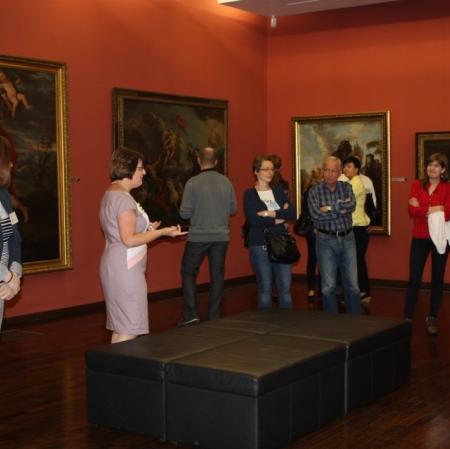 Uczestnicy konferencji podczas zwiedzania Galerii Sztuki Dawnej.
