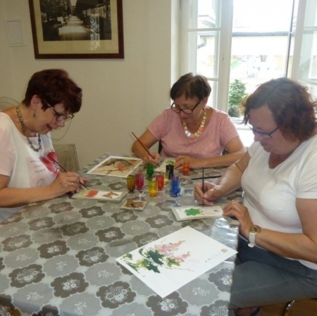 Uczestniczki na warsztatach "Zwiewne piękne z kraju Kwitnącej Wiśni" malują wybrane kompozycje na jedwabiu