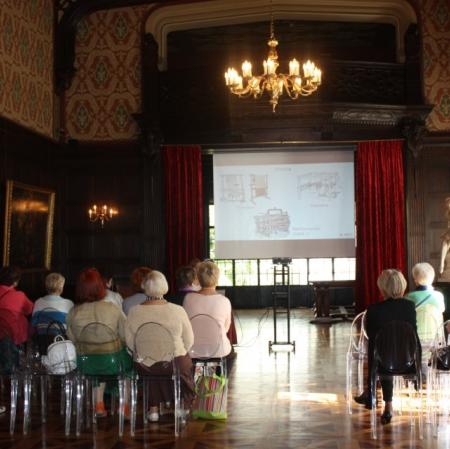 Uczestnicy na wykładzie "Obicia, dywany, draperie. Tkaniny we wnętrzach" na sali balowej w Pałacu Herbsta.