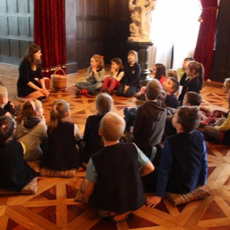 Uczestnicy zajęć w sali balowej