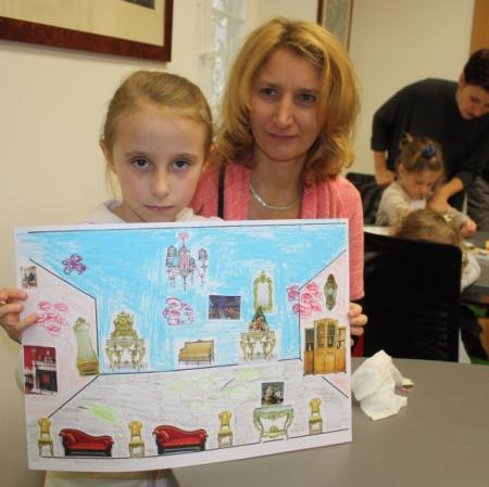 Uczestniczka warsztatów prezentuje wykonaną przez siebie pracę.