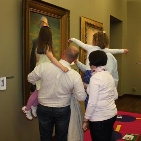 Uczestnicy Pałacowych Szarad w Galerii Sztuki Dawnej.