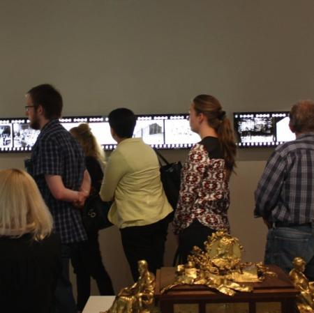 Uczestnicy konferencji zwiedzający wystawę „Herbstowie. Historie niedokończone”.