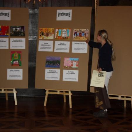 Zofia Dulęba - wyróżniona w I Edycji Konkursu Plastycznego "Pocztówka z Pałacu Herbsta" przy swojej pracy na sali balowej.