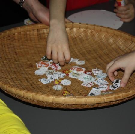 Zbliżenie na ręce dzieci losujących cyfry.