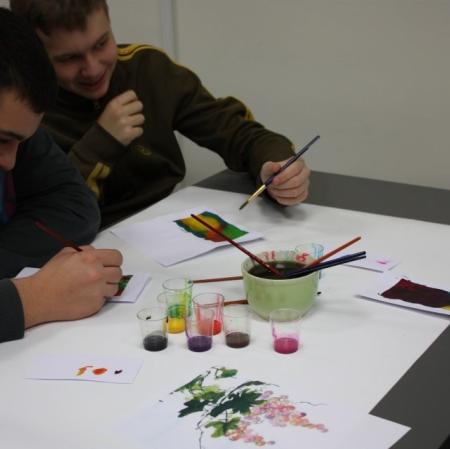 Wykonywanie pracy plastycznej - malowanie na jedwabiu.