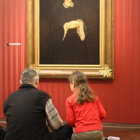 Dwoje uczestników przed obrazem Henryka Rodakowskiego podczas warsztatów "Pałacowy teatr".